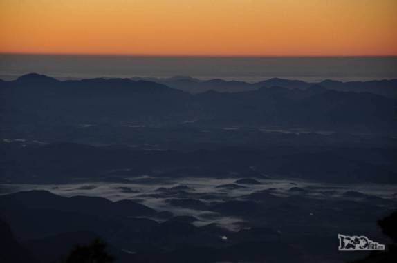 Ainda antes de nascer, o sol pinta de amarelo o céu do Parque Nacional da Serra dos Órgãos, no Rio de Janeiro